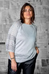 Sweater plateado con mangas 3/4 caladas con tejido en ondas.