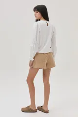 Short de jean color camel claro, de tiro alto, calce holgado, piernas anchas y con tablas.