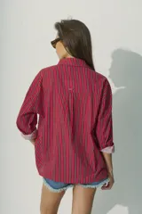 Camisa marrón a rayas verticales negras y rojas, de corte relaxed, con cuello clásico y botones al tono.