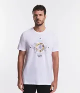 Remera blanca de algodón con cuello redondo y manga corta. Estampa frontal con diseño de brújula y mapa del mundo.