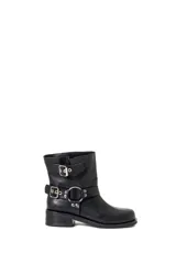 Botas de ecocuero negras de caña baja, con base de 1,5 cm , taco de 2,5 cm y caña de 21 cm de alto. Presentan hebillas y arneses metálicos plateados.