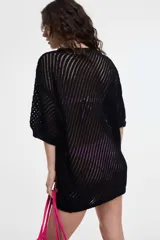 Vestido corto de hilo color crudo, tejido calado con rayas diagonales.