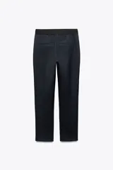 Pantalón de vestir azul marino con corte tobillero, tiro medio, cintura elástica en la espalda, bolsillos delanteros y falsos bolsillos de vivo en la espalda.