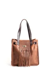 Cartera tipo tote de cuero color marrón con flecos decorativos en la parte frontal. Tiene doble asa de hombro y cierre con broche metálico.