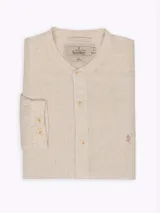 Camisa de lino color beige con finas rayas verticales, corte regular fit y cuello mao.