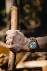 Reloj de pulsera Chenaut Lune con caja y correa de madera de zebrano, esfera plateada con números romanos y subdiales plateados, movimiento de cuarzo, función de cronógrafo y fechador, cristal Hardlex resistente a los arañazos y resistencia al agua 3 ATM.