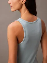 Vestido midi de algodón celeste, ajustado al cuerpo y sin mangas.