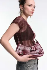 Body negro de encaje con rayas verticales y mangas cortas.