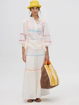 Falda larga blanca de broderie de algodón con detalle de galones con transparencias, pretina elástica con cordones ajustables y forro jacquard.