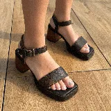 Sandalias de cuero color marrón con plataforma de madera y hebilla dorada.