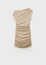 Vestido corto color beige, de corte ajustado, con escote asimétrico y detalle de frunces.
