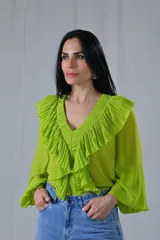 Camisa color verde lima de mangas largas con volados plisados en el frente y cuello en V.