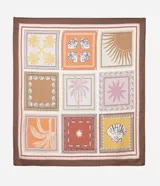 Pañuelo cuadrado de satén con estampado de motivos playeros en tonos rosados, marrones y blancos.