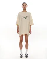 Remerón color crema de corte amplio, confeccionado en algodón y con estampado de una vaca corriendo.