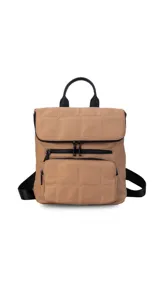 Mochila negra de nylon capitoneada con bolsillo principal con cierre, dos bolsillos frontales con cierre y asa superior.