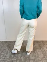 Pantalón cargo color beige de eco cuero, corte recto y bolsillos laterales.