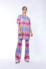 Conjunto de remera oversize y pantalón acampanado con estampado tie-dye en tonos pastel.