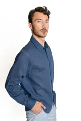Camisa de vestir rosada de lino y algodón, de manga larga y corte clásico.