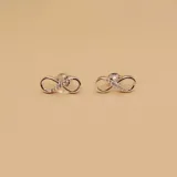 Par de caravanas con forma de infinito, confeccionadas en plata 925 y adornadas con circonias.