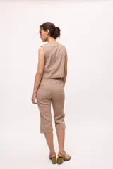 Pantalón capri negro con terminación en picos y costuras en color ladrillo.