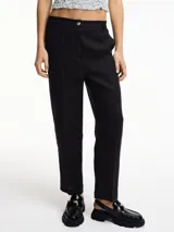 Pantalón negro de lino, de corte recto, con bolsillos laterales y pretina elástica en la trasera.