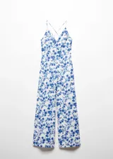 Mono largo blanco con estampado floral azul, escote de pico y tirantes finos cruzados en la espalda.