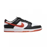 Zapatilla de corte bajo Nike Dunk Low Retro, con base blanca y superposiciones de cuero negro. Presenta el logo Swoosh y detalles en color naranja quemado (burnt orange) en el lateral, talón y suela exterior.