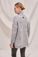 Sweater beige con cuello alto doble, textura acanalada y tajos laterales.