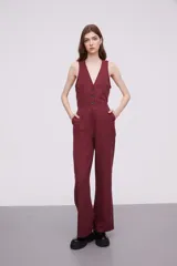 Pantalón de vestir color bordó, de corte recto y tiro medio.
