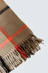 Bufanda rectangular con estampado a cuadros en tonos beige, marrón, negro y naranja. Terminaciones con flecos.