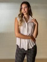 Blusa negra de gasa marca Tahari, con cuello a la base con solapa, abertura central con botones ocultos y detalle plisado en hombros.