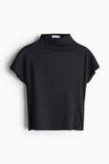 Top negro de punto grueso con cuello alto y mangas cortas tipo japonesa.