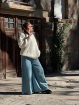 Pantalón de jean celeste de corte oxford, con bolsillos laterales y traseros.