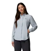 Camisa blanca de manga larga con protección solar UPF 40 y tecnología Omni-Wick. Cuenta con aberturas de ventilación y tratamiento antimicrobiano.