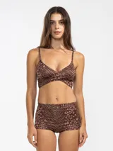 Top de bikini marrón con estampado animal print, diseño cruzado en el frente y tirantes finos.