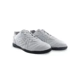Championes de fútbol sala Umbro Touch IC color blanco con logo de la marca en los laterales y suela negra.