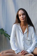 Camisa de manga larga color gris claro con vivos blancos, confeccionada en algodón.