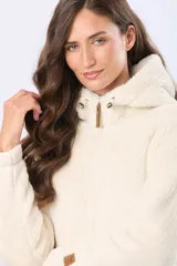 Campera de sherpa color beige, con capucha, cierre frontal con detalles en cuero y bolsillos laterales.