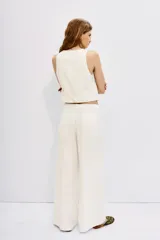 Pantalón oxford de viscosa color crudo.