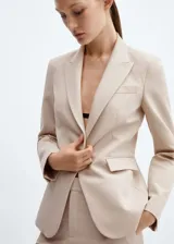Americana entallada color rosa, con cuello pico y solapas, dos bolsillos delanteros y cierre de botón, ideal para looks de oficina.