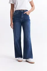 Pantalón de jean azul oscuro, de tiro alto y corte wide leg.