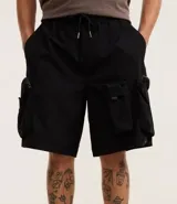 Bermuda color crema de poliéster, corte baggy cropped, con cintura elástica ajustable con cordón y bolsillos cargo funcionales.