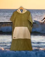 Poncho de toalla verde oliva con capucha y bolsillo canguro beige.
