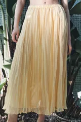 Falda midi color amarillo pálido con cintura elástica y tejido con efecto arrugado.