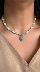 Collar corto con cuentas de cristal checo color verde agua, perlas de río blancas y dije de la virgen milagrosa en acero quirúrgico plateado.
