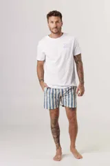 Remera blanca de manga corta con cuello redondo y un pequeño estampado azul en el pecho.