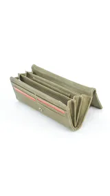 Billetera larga color gris con broche a presión. Interior tipo abanico con tres reparticiones, visor, tarjeteros, bolsillos internos y dos bolsillos con cierre. Monedero con cierre y visor atrás.