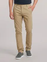 Pantalón chino color beige, de corte recto, con bolsillos laterales y traseros.
