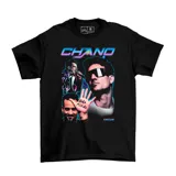 Remera negra de algodón con estampado de Chano Moreno Charpentier en diferentes poses y la frase 'Hola Mi Vida'.