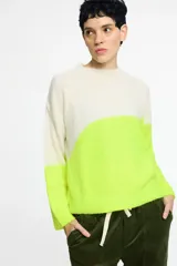 Sweater tejido en jersey con diseño en dos colores: blanco y verde lima.